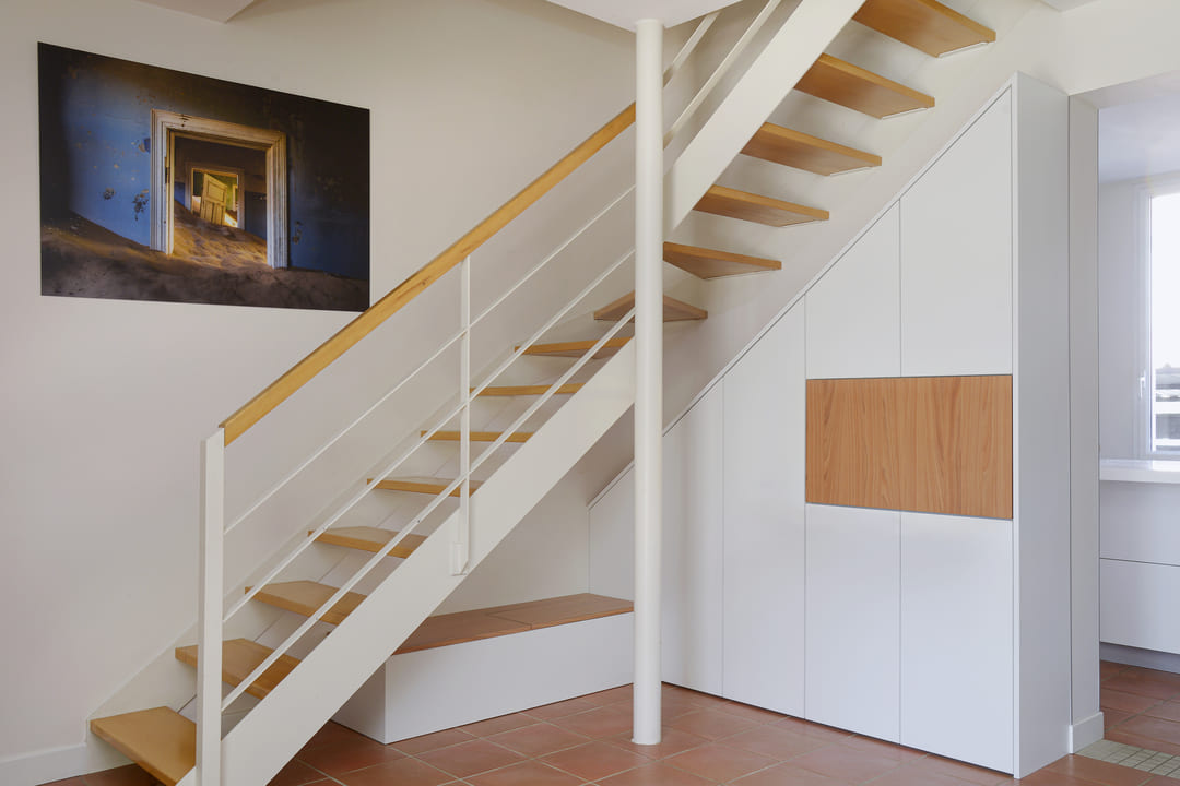 Meuble sur mesure sous escalier agencement réalisé par Emmanuelle Milhaud Agence Maloédesign Décoration d'intérieur raisonnée, designer d'intérieur, décoratrice et architecte d'intérieur sur Toulouse et la Haute Garonne