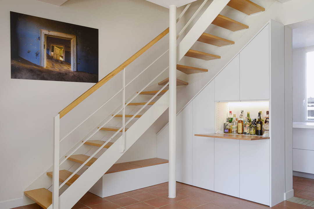 Meuble sur mesure sous escalier avec bar agencement réalisé par Emmanuelle Milhaud Agence Maloédesign Décoration d'intérieur raisonnée, designer d'intérieur, décoratrice et architecte d'intérieur sur Toulouse et la Haute Garonne