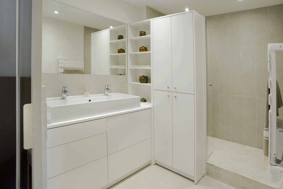 petite salle de bain agencement réalisé par Emmanuelle Milhaud Agence Maloédesign Décoration d'intérieur raisonnée, designer d'intérieur, décoratrice et architecte d'intérieur sur Toulouse et la Haute Garonne